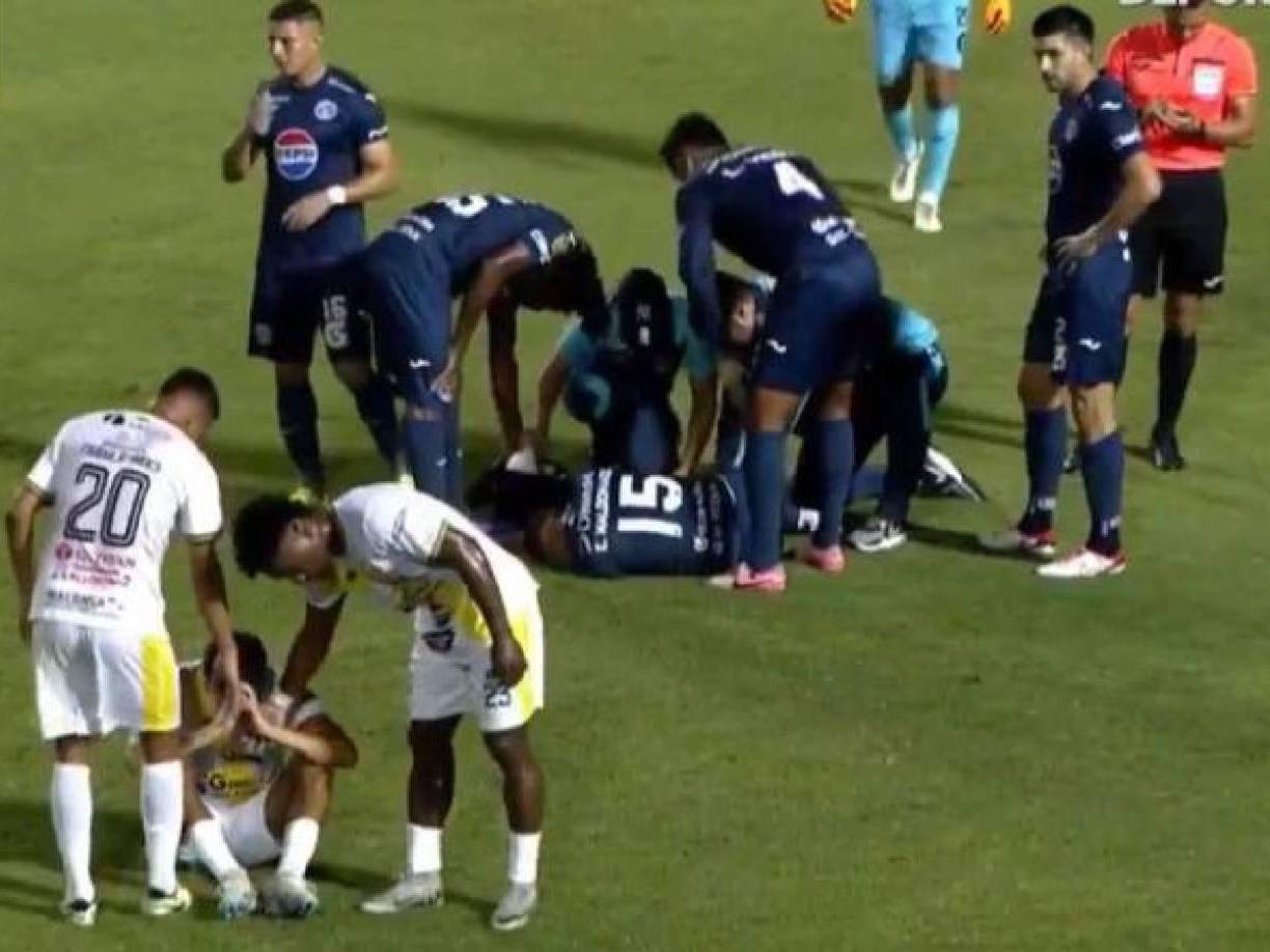 Marcos Morales quedó tendido en suelo lamentando la acción que lo dejó fuera desde la primera parte del partido. El chileno salió entre lágrimas tras ser expulsado.