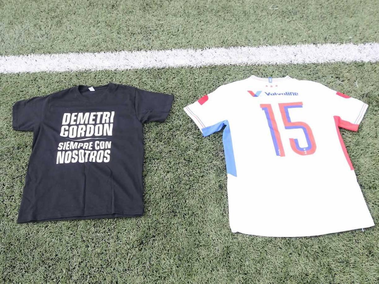 El plantel de reservas del Olimpia rindió un tributo a su excompañero fallecido Demetri Gordon.