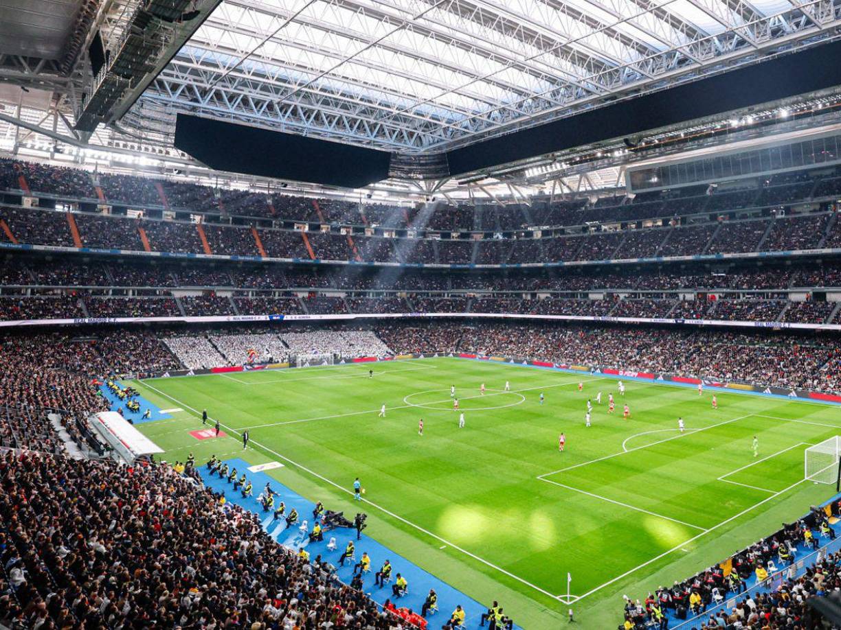 Real Madrid y Manchester City chocan este martes por la ida de los cuartos de final de la Champions League en el estadio Santiago Bernabéu, que luce espectacular sin lugar a dudas.