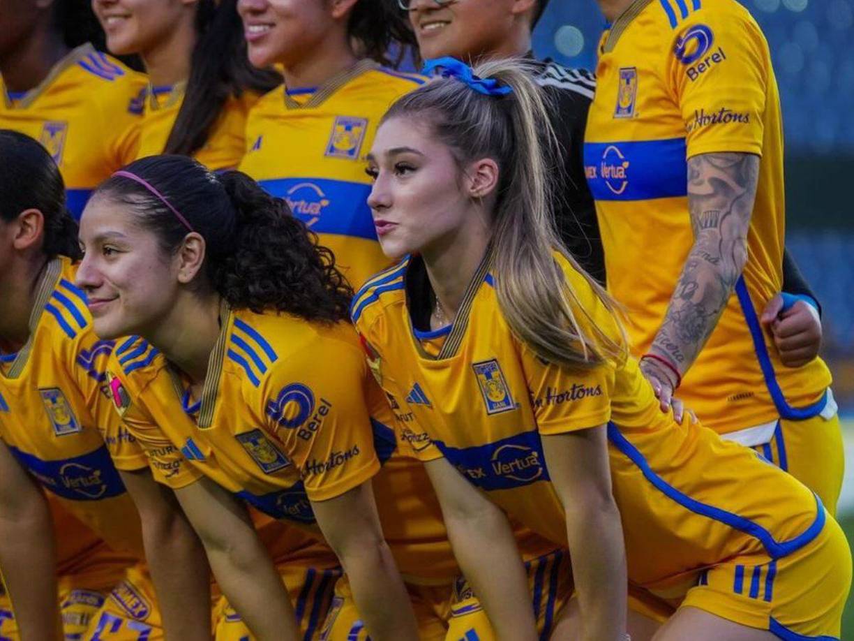 Los usuarios difundieron rumores que vinculaban a la jugadora con Siboldi en supuesto beneficio de su hermano Marcelo Flores, quien forma parte del primer equipo de Tigres, lo que colmó la paciencia de esta al punto de emitir un comunicado para defenderse.