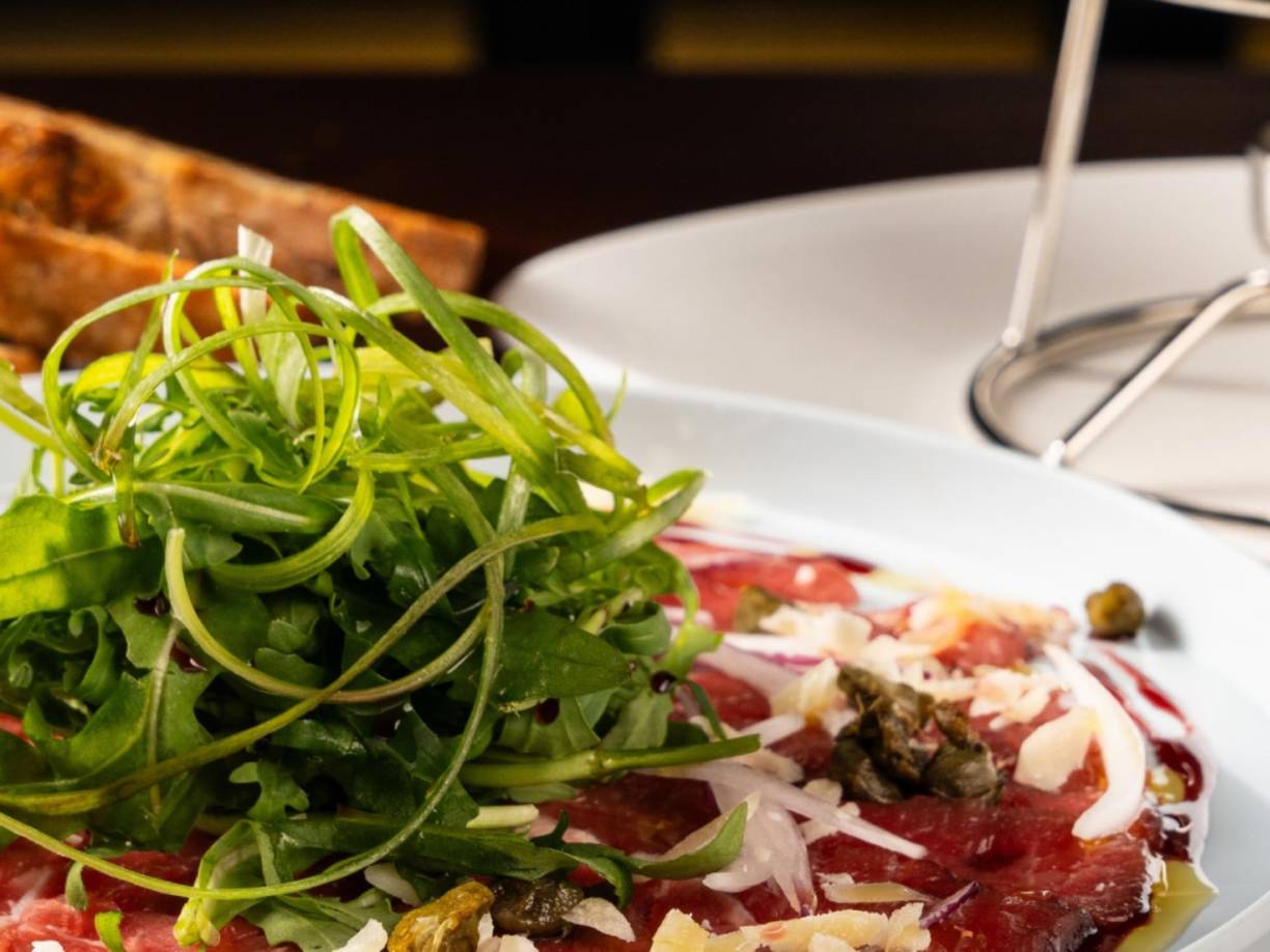 <b>Luján 21</b> está ubicado en la Plaza las Orquídeas, frente a la UNAH, en Tegucigalpa. Se puede degustar de diferentes platillos.