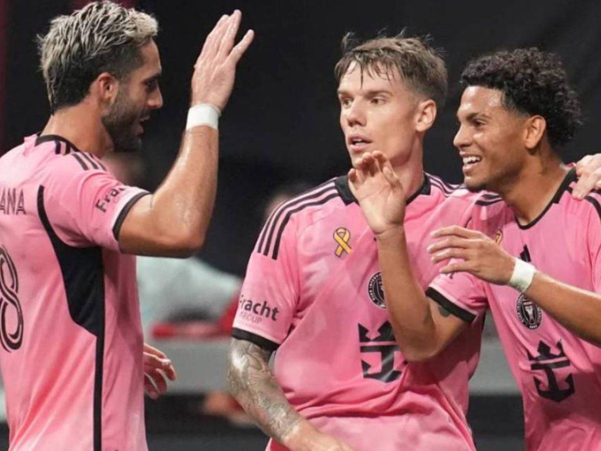 David Ruiz fue felicitado por sus compañeros del Inter Miami luego de su linda anotación .