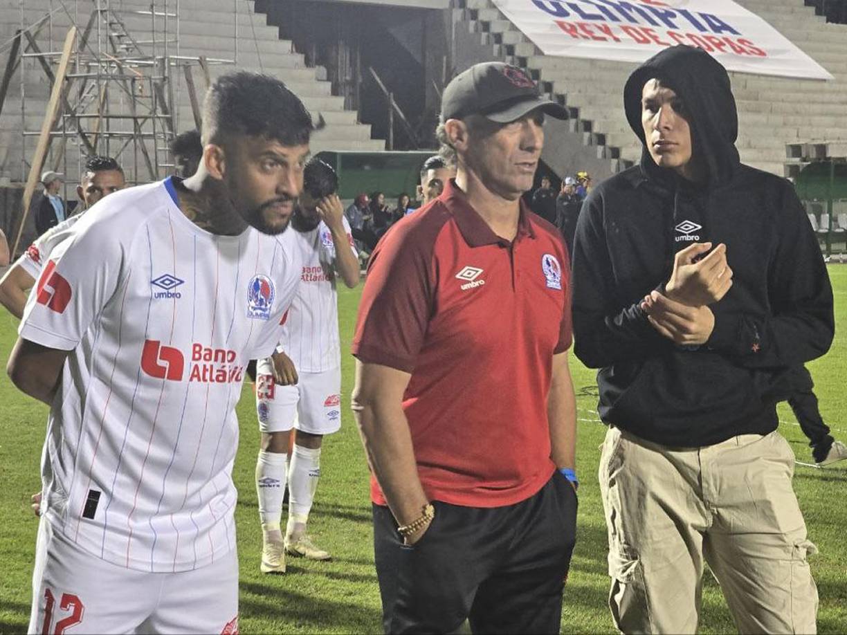 Pedro Troglio y sus jugadores se quedaron en el campo esperando la coronación del Motagua. ¡Fair play!