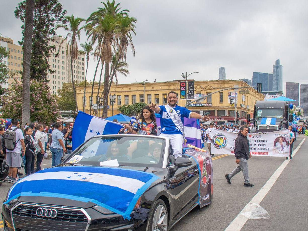 Hondureños llenan de sabor el desfile latino de Los Ángeles