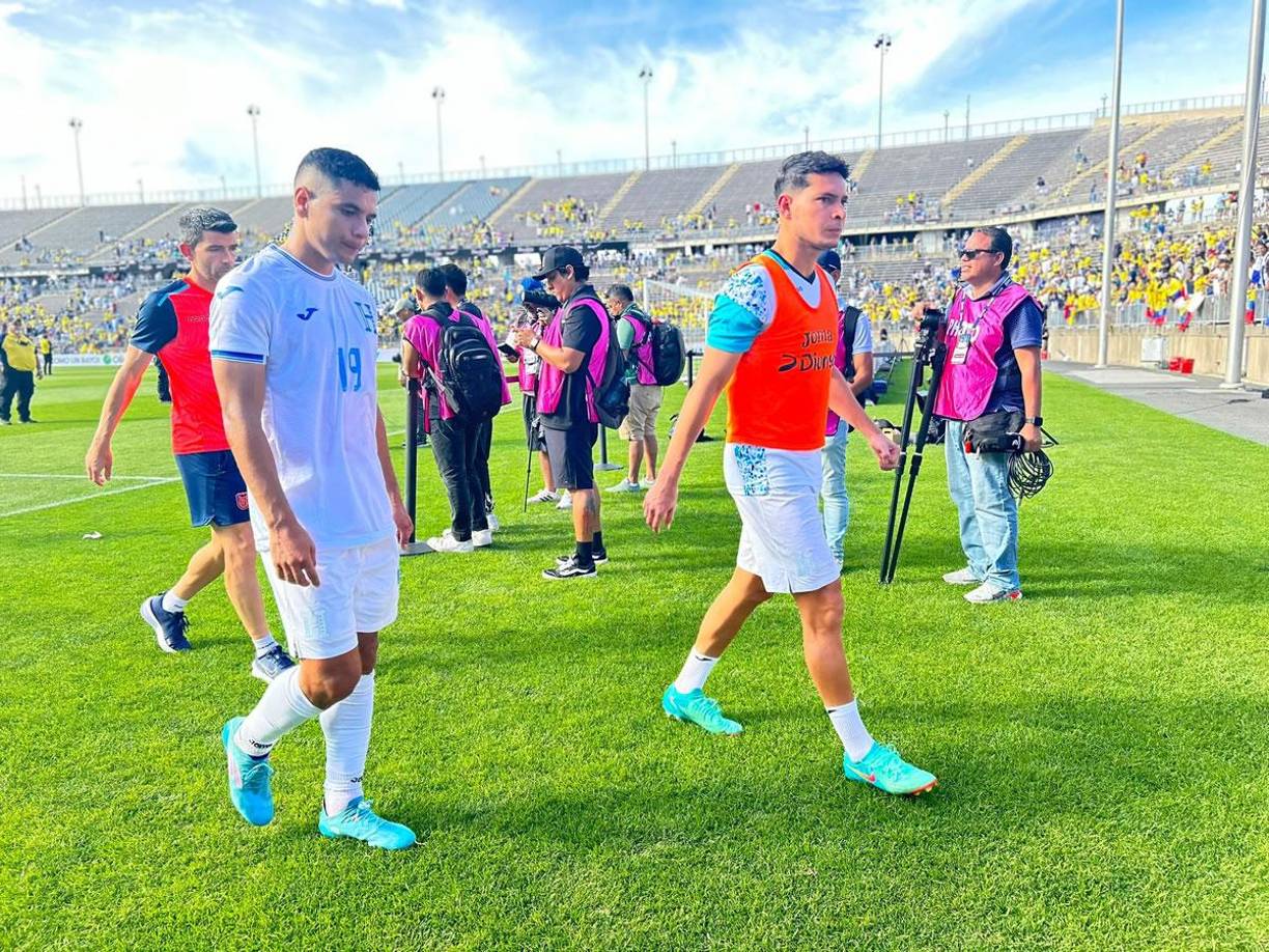 Los rostros tristes de los jugadores de la Selección de Honduras tras la derrota ante Ecuador.