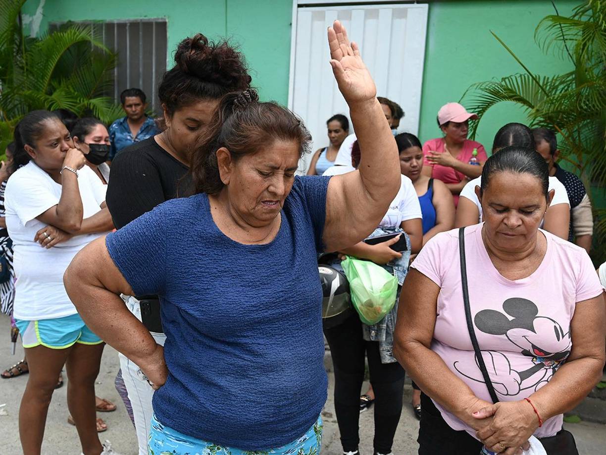 Antes el desespero porque el tiempo hace que caigan en desesperación comienzan a clamar a Dios para que sus familiares no aparezcan en a lista de más de 41 muertas tras la reyerta de este martes 20 de junio.