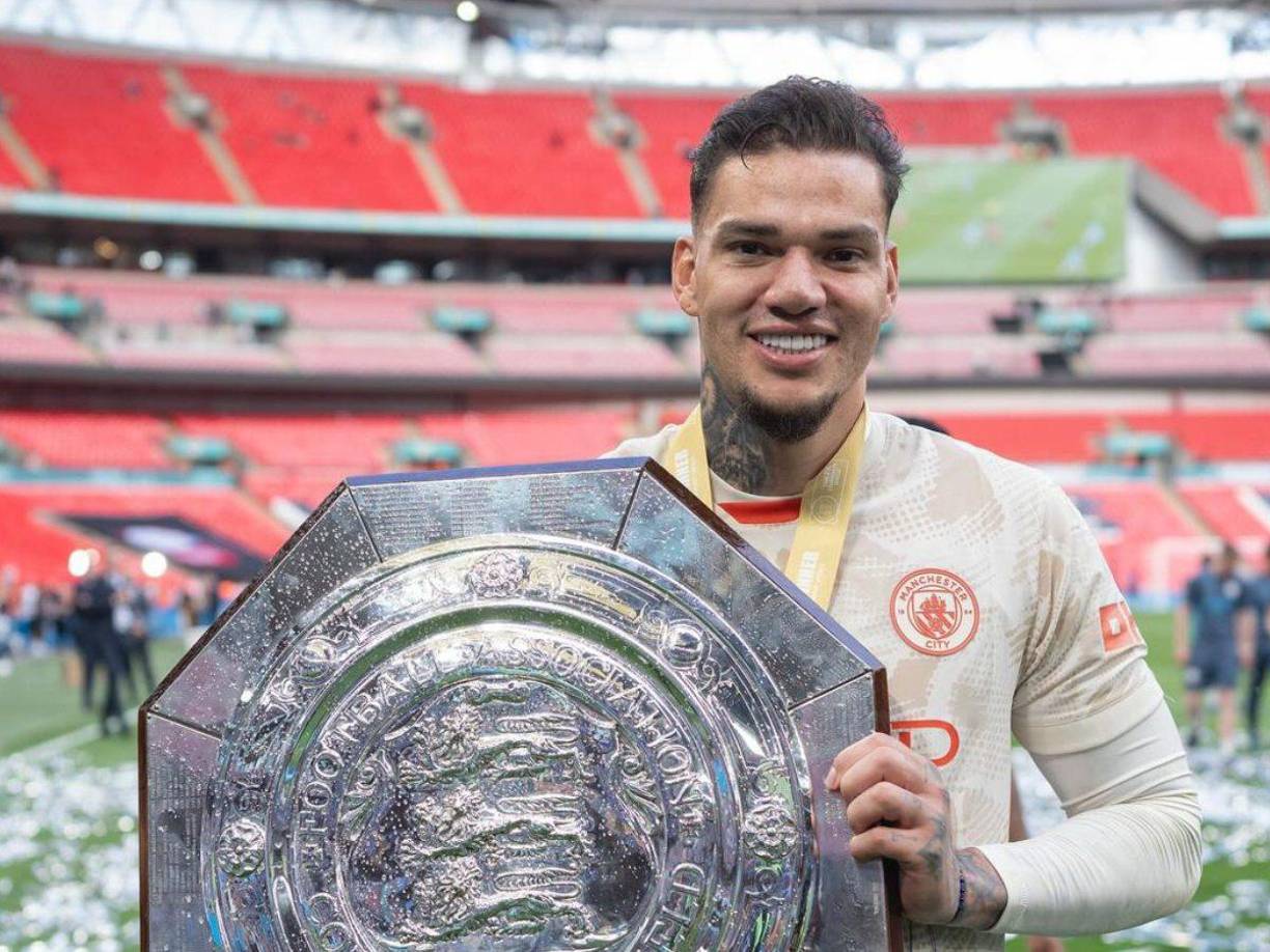 “La decisión está tomada. Me quedo en el Manchester City. Hablé con Pep y fue crucial. Estoy contento de quedarme, totalmente concentrado en ganar más títulos aquí”, aseguró el portero Ederson, tras ganar la Community Shield.