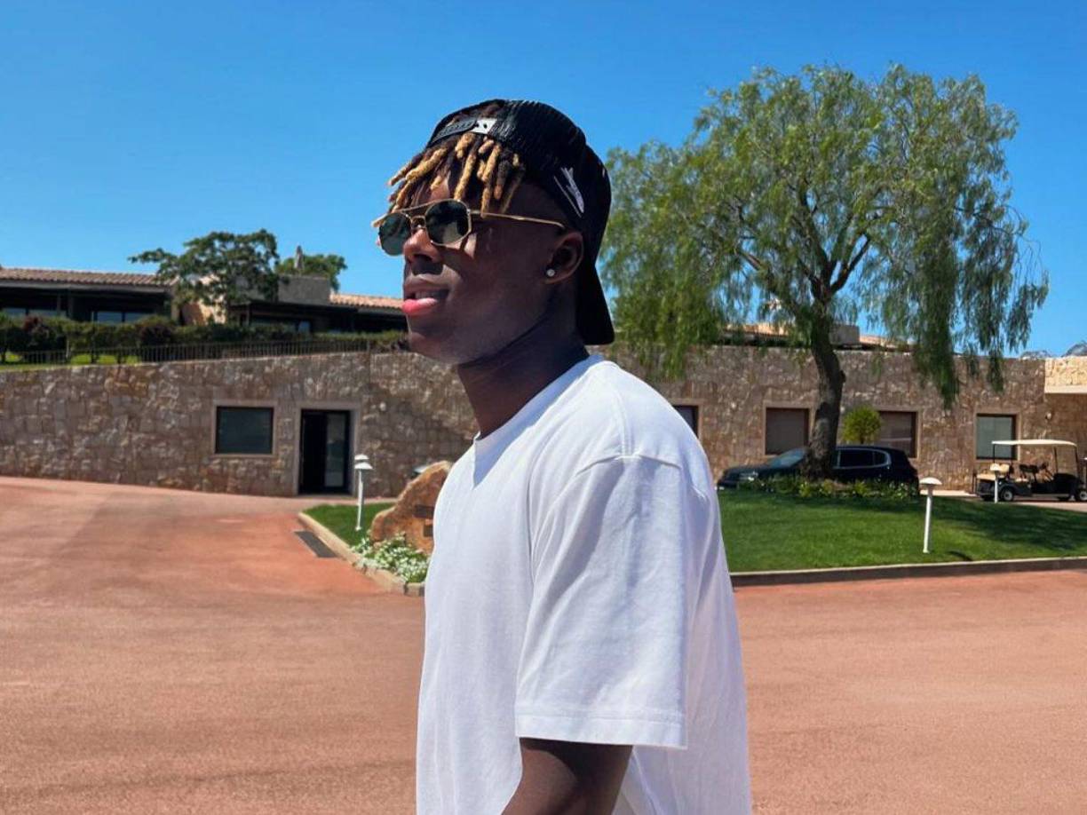 Nico llegó a la sala sorprendiendo a todos y pasando por la cola habitual del antro, dejando a los fans que esperaban para entrar, sin palabras. 