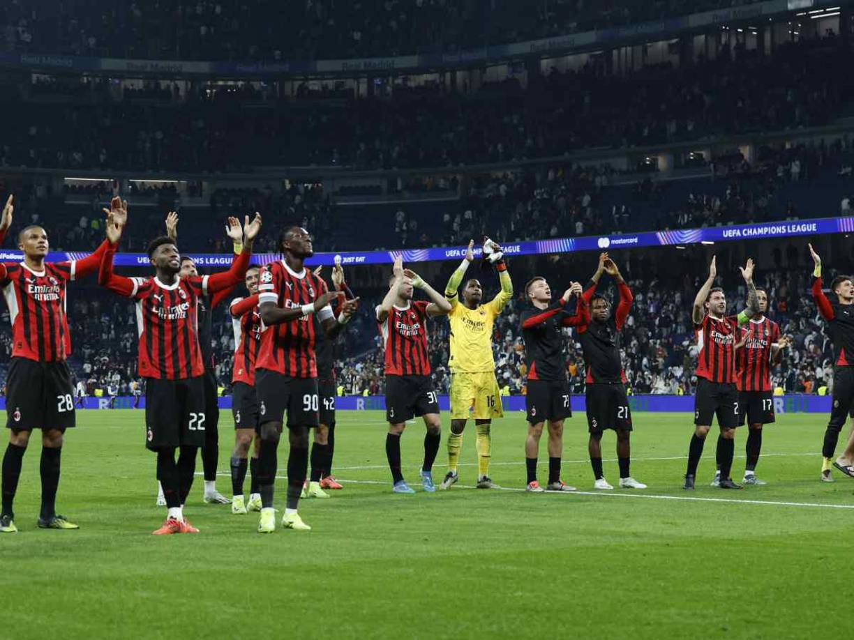 Jugadores del AC Milan celebraron el espectacular triunfo conseguido ante Real Madrid.