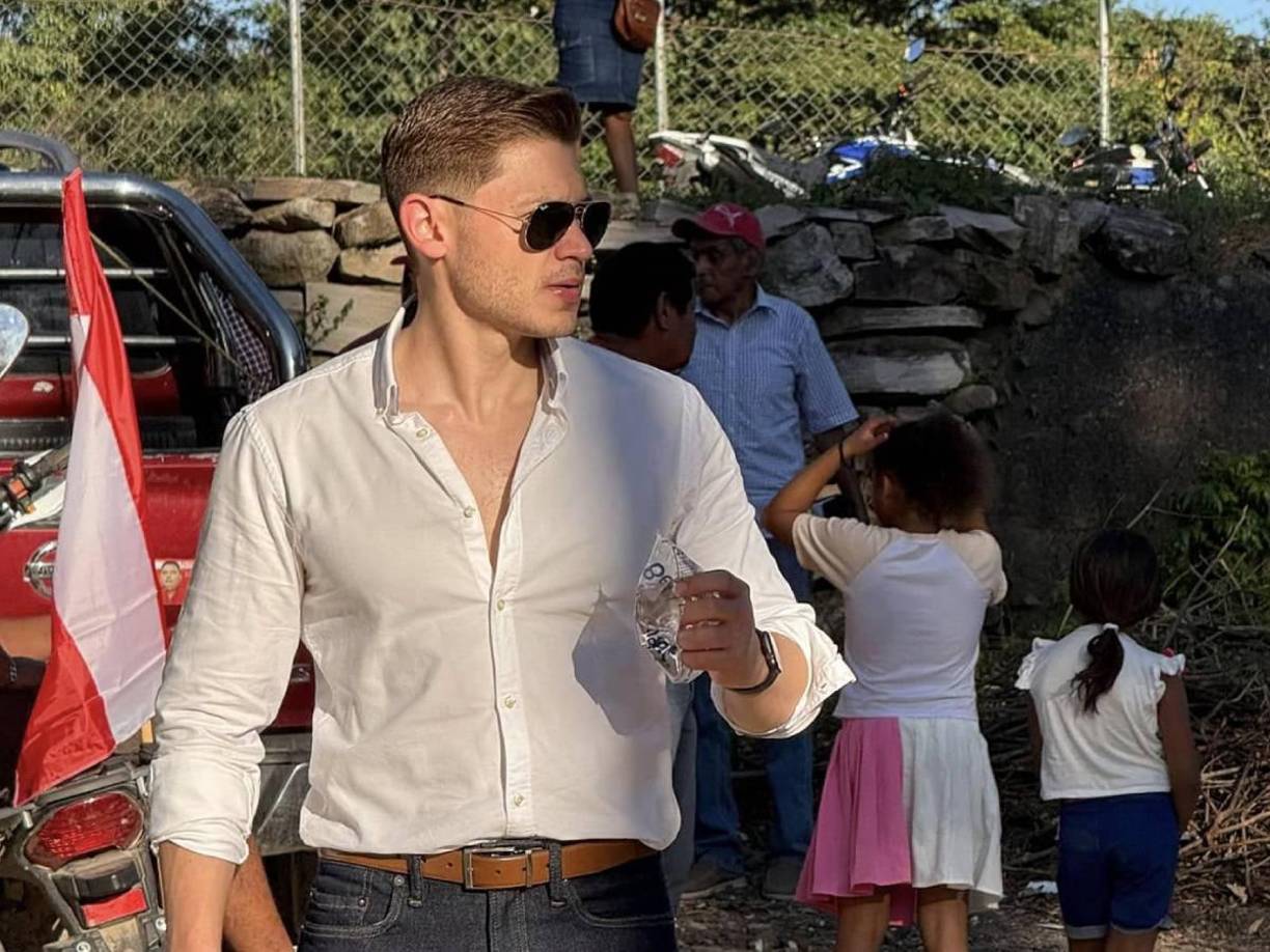 Rashid Mejía no se quedó callado y le respondió a Orlando Ponce: “Usualmente yo no respondo ataques pirujos. Pero por ser usted un periodista entre comillas le voy a contestar.. Aguacatero es usted que no pudo ni tan siquiera darle ayuda y comida a su madre cuando ella se lo pidió”, señaló.