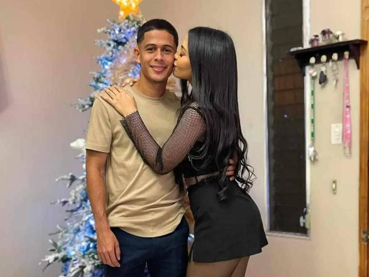Cristian Cálix, jugador del Victoria, le dio la bienvenida al 2025 al lado de su novia.