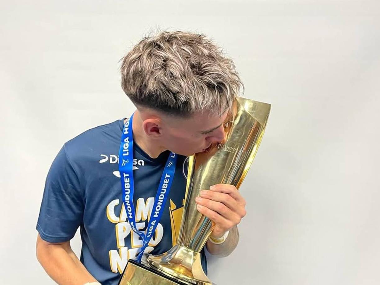 Rodrigo decidió irse a disfrutar de las fiestas de Navidad y Año Nuevo a su natal Argentina y por ahora está en negociaciones para ver si renueva su contrato con Motagua. 