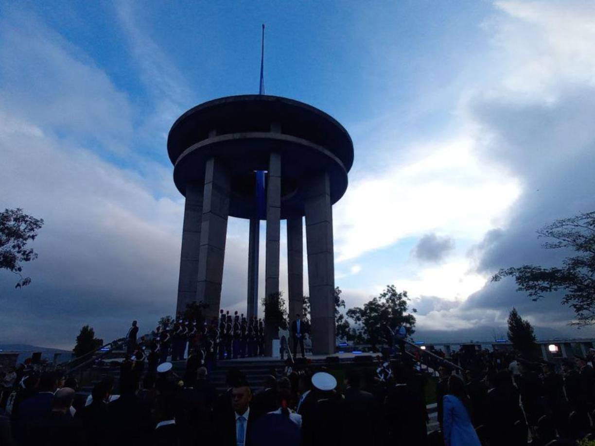 En un discurso por el “Día de la bandera”, en el Monumento a la Paz, en Tegucigalpa, Castro también recordó que las “fuerzas conservadoras” asesinaron a Morazán en Costa Rica, el 15 de septiembre de 1842, cuando luchaba por la unión de Centroamérica.