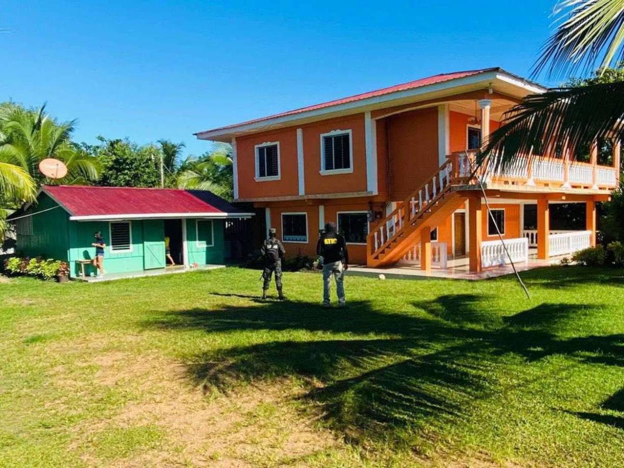 Al menos 12 revólveres y 1 escopetas fueron hallados en la residencia de Aguilar en la colonia Tres Caminos de Tegucigalpa. 