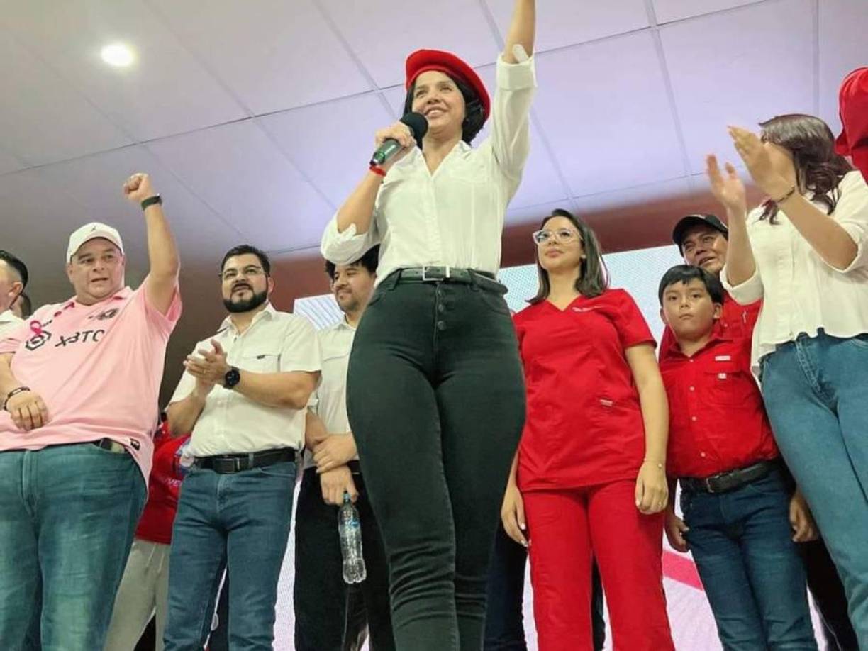 Rovelo, así como las otras dos cónyuges de los altos funcionarios, también se postula como candidata a diputada por el Movimiento 28 de junio en Francisco Morazán