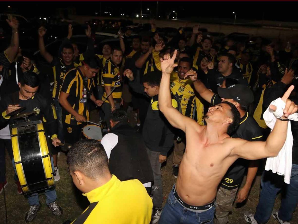 La barra del Real España llegó al estadio Carlos Miranda de Comayagua para alentar a su equipo en el duelo contra el Génesis.