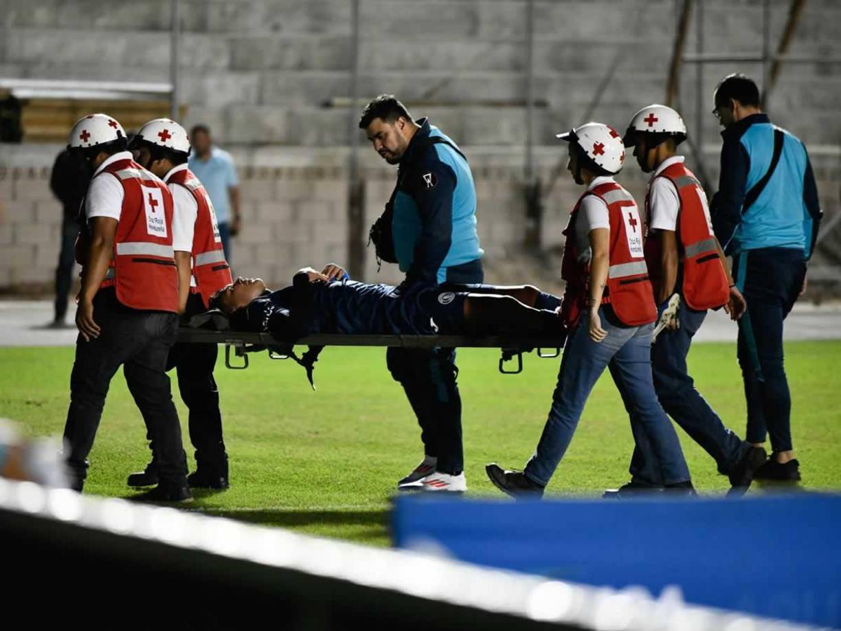 El defensa motagüense Luis Vega se retiró lesionado en el primer tiempo del partido.