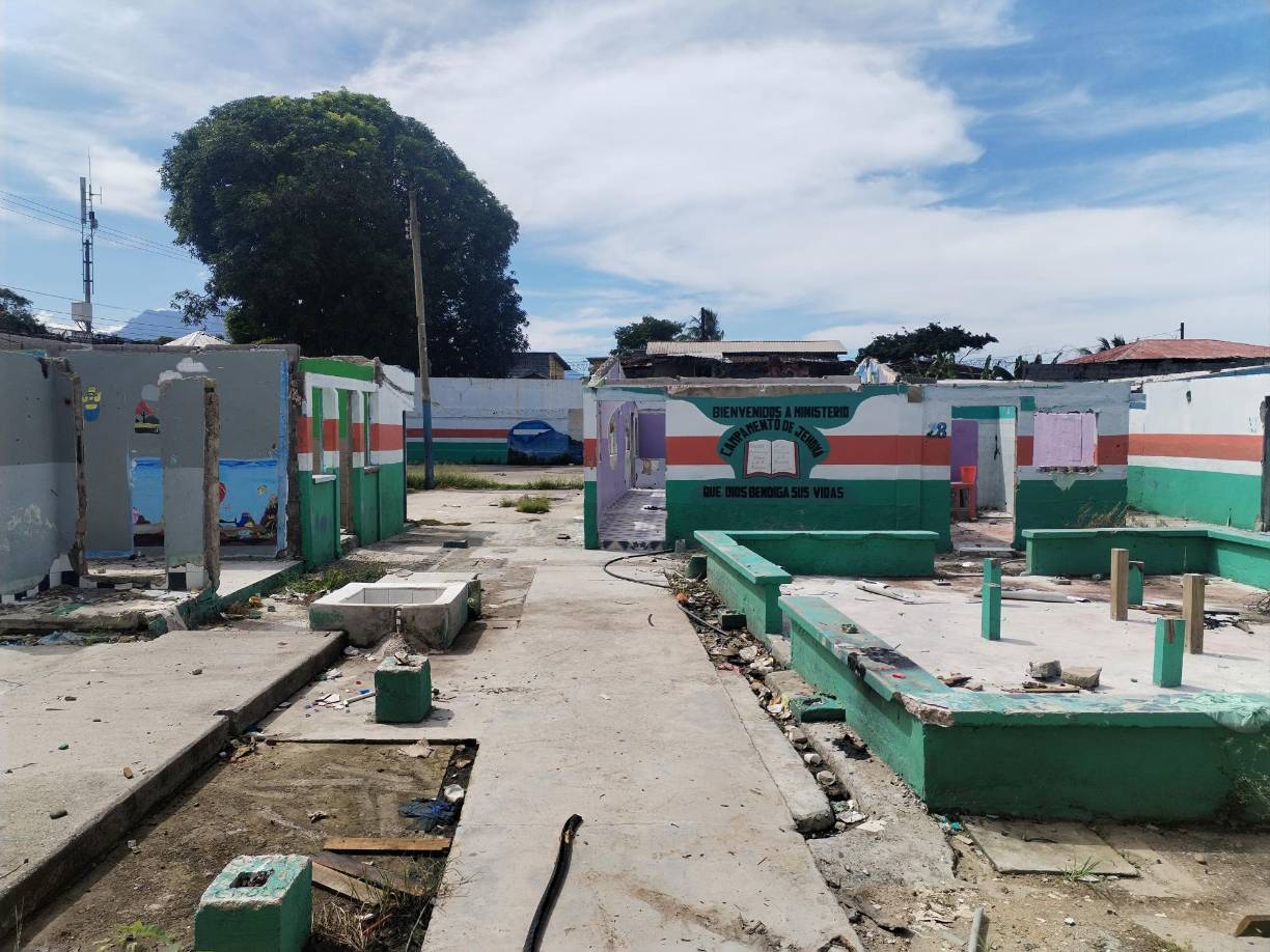 En las vetustas instalaciones del centro penal de barrio Inglés permanecían hacinados unos 480 reclusos, quienes tenían poco espacio para convivir. 