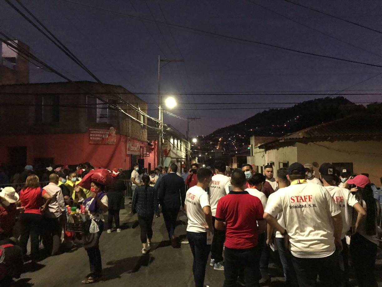 Desde la noche del miércoles, cientos de hondureños, en vigilia, esperan a ingresar al estadio. Allí, 11,000 personas, entre invitados internacionales, presenciarán un hecho histórico: una mujer presidirá el país. 