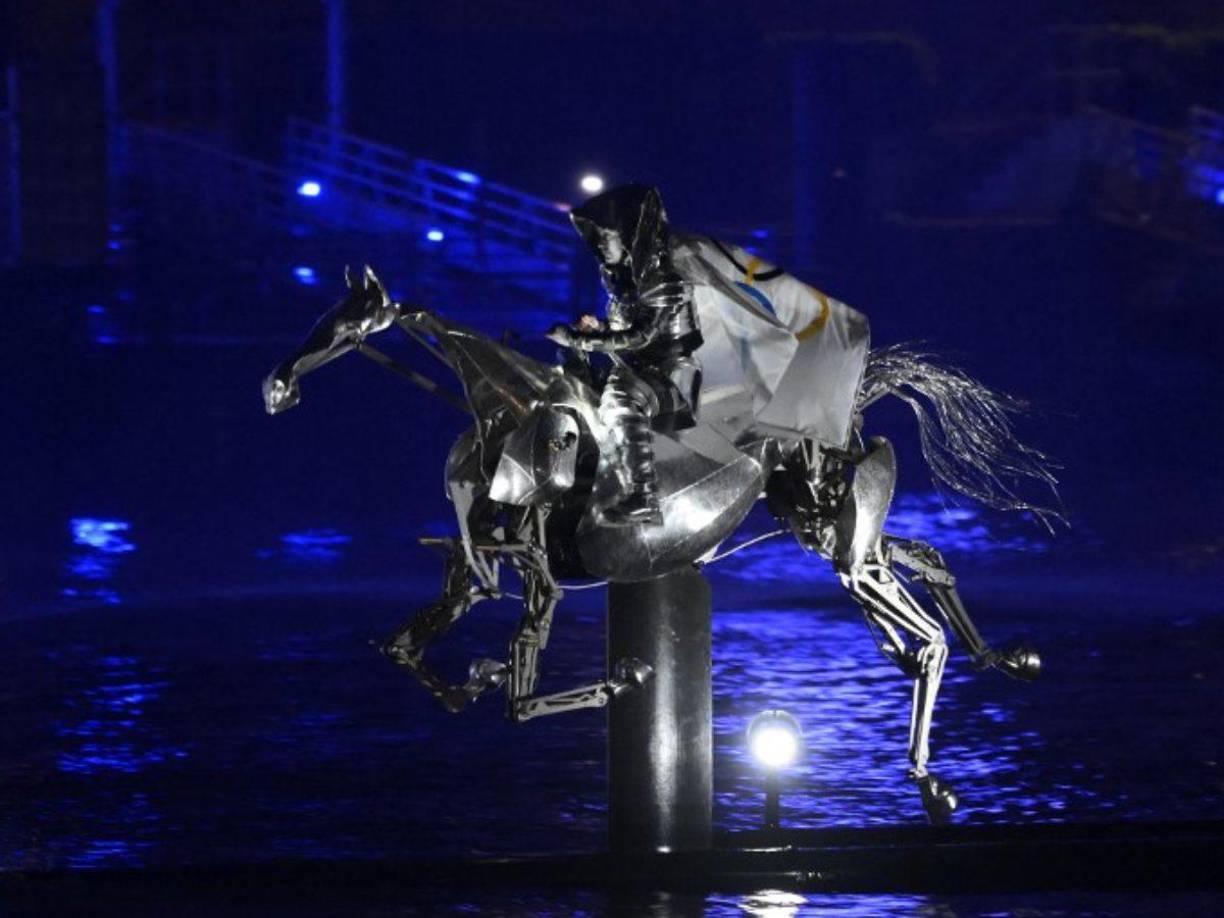 Un caballo mecánico plateado recorrió al galope el río Sena, seis kilómetros de este a oeste, para culminar su cabalgata en la Torre Eiffel, dejando imágenes de ensueño que buscan difundir el “espíritu olímpico” durante la apertura de los Juegos de París-2024.