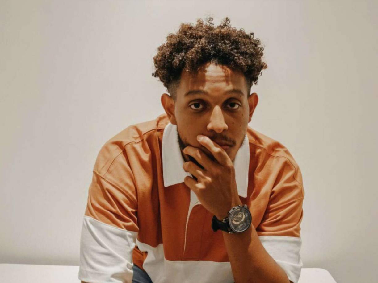 La vida en Estados Unidos le ayudó mucho, porque no solo canta, también escribe, compone y produce su música.