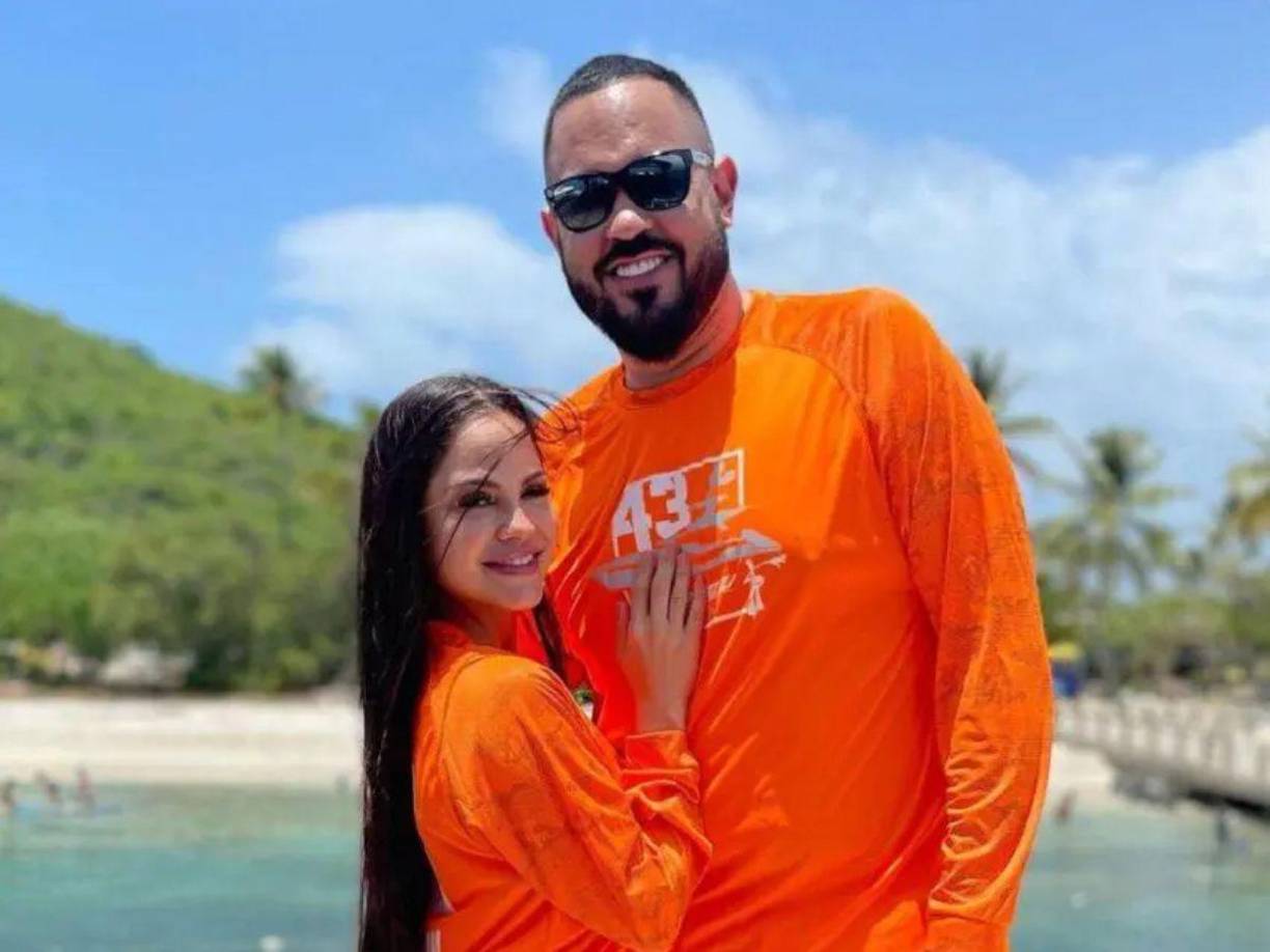 La estrella de la música urbana ha desvelado en su última entrevista que cada dos semanas se sube a un avión y acude a visitar a su esposo junto al resto de su familia para pasar todo el día juntos. 