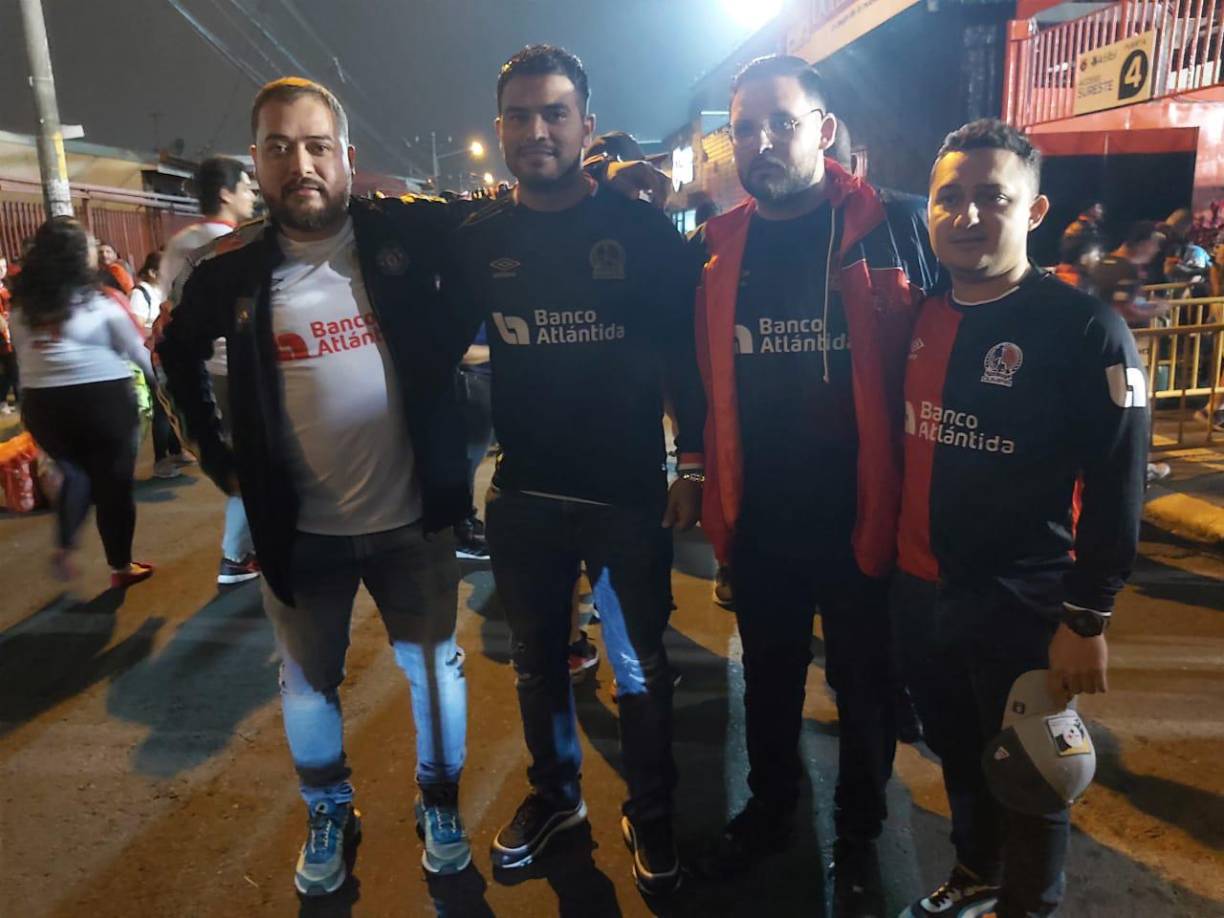 Aficionados del Olimpia se hicieron presentes en el estadio Alejandro Morera Soto para apoyar a su equipo en la gran final de la Liga Concacaf.
