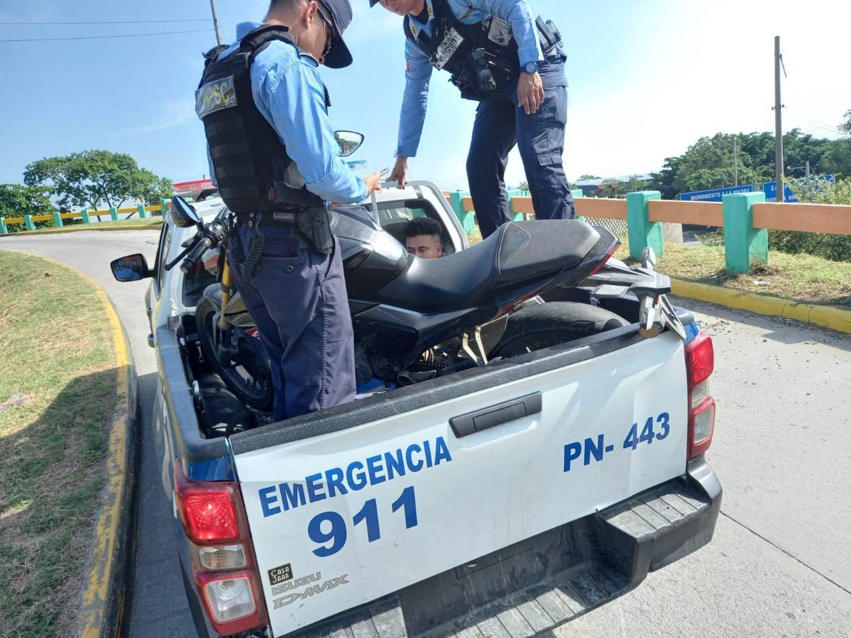 Jairo dijo que tiene 33 años. Fue llevado a la posta de Armenta y no puso resistencia en ningún momento.