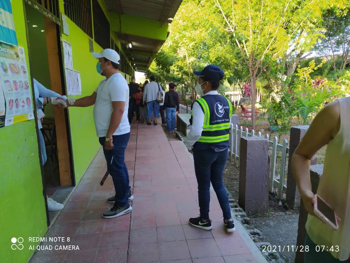 Observadores en el Jardín de niños Virginia Medal e Instituto León Alvarado ubicado en la ciudad de Comayagua.