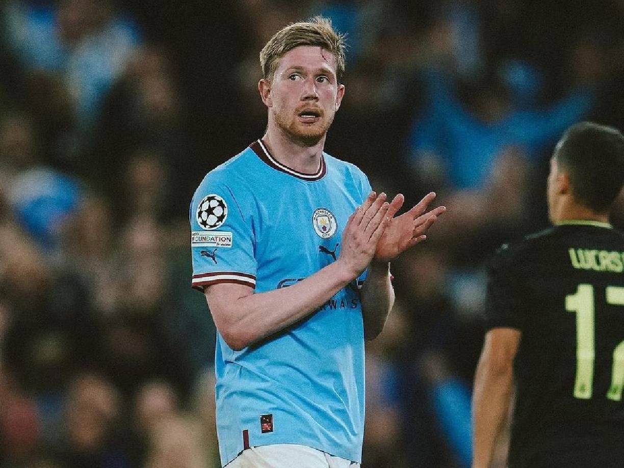Rudy Galetti, reportero de Sky Sports, asegura que Kevin De Bruyne ya se encuentra negociando términos y condiciones con el Al Ittihad de Arabia Saudita. El volante de 33 años cuenta para Guardiola, pero la edad no perdona y ya había explicado que si llegaba una buena oferta podría replantearse su futuro.