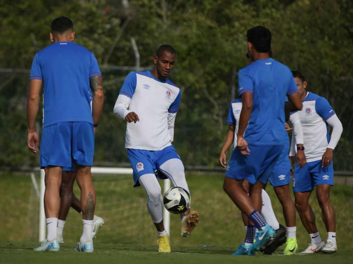 Jerry Bengtson con el balón durante un colectivo entre sus compañeros.