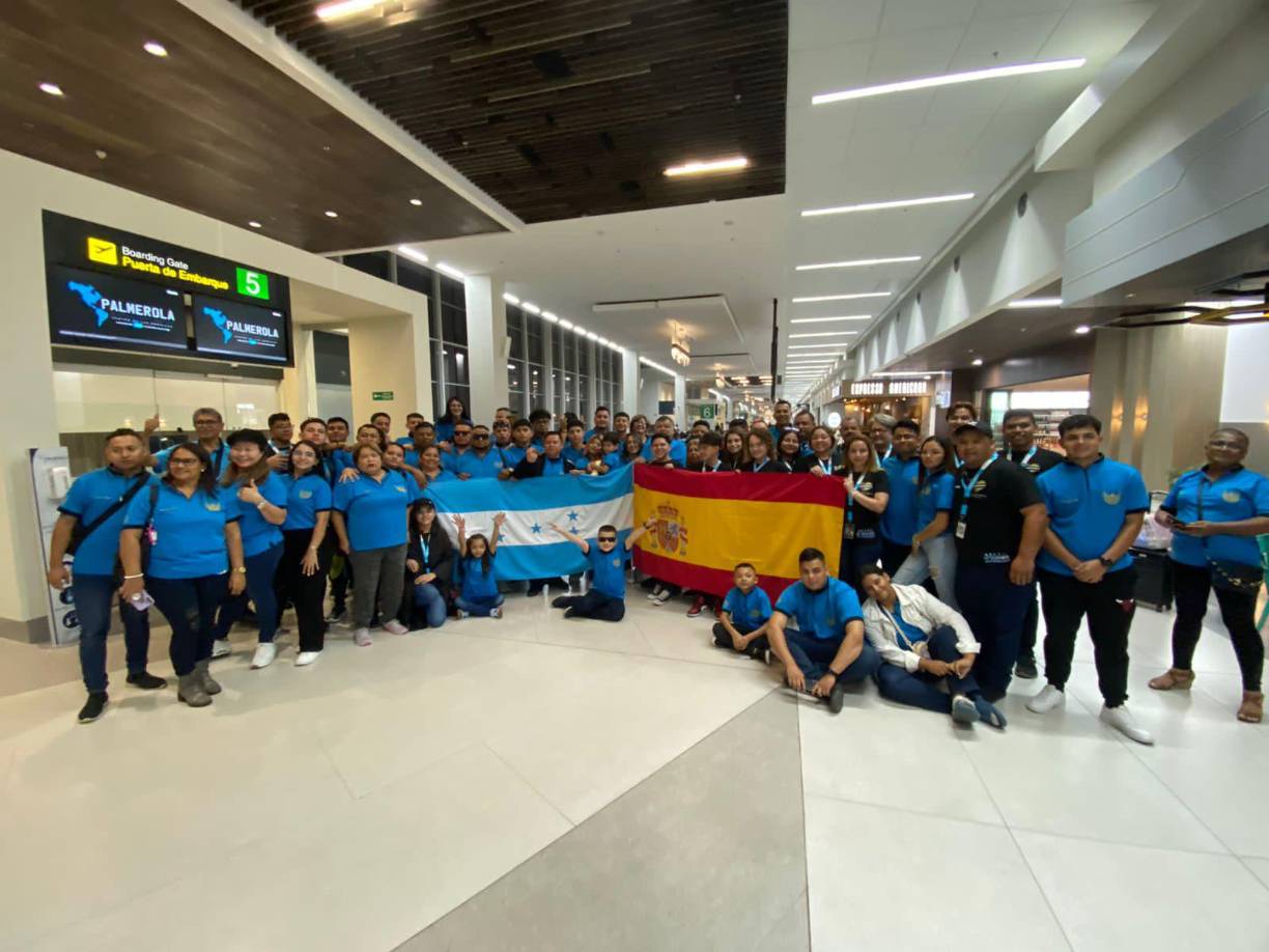 Banda de guerra del JTR parte a España para iniciar su gira