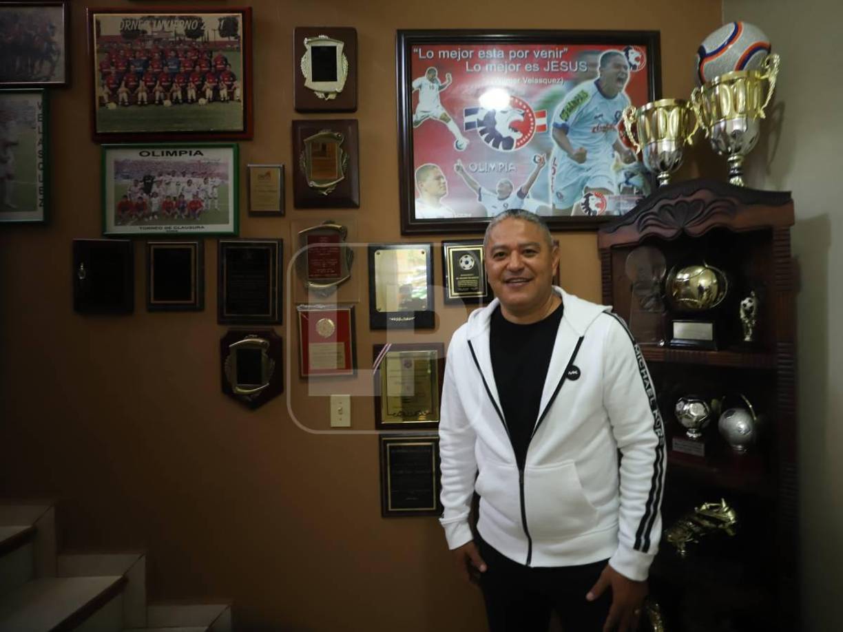 “En casa se mira fútbol, estamos interesados en lo que pueda hacer nuestro querido Olimpia y nuestra Selección y por supuesto ver el desarrollo del campeonato nacional”, puntualizó Velásquez. 