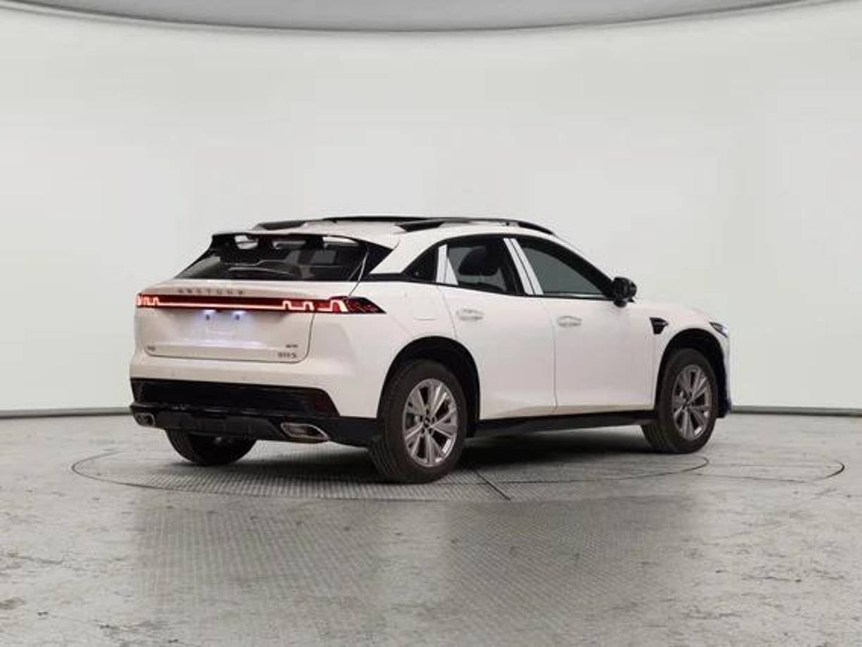 Además, cuenta con sistemas de asistencia a la conducción como advertencia de colisión frontal, control de velocidad crucero adaptativo, y seis bolsas de aire.