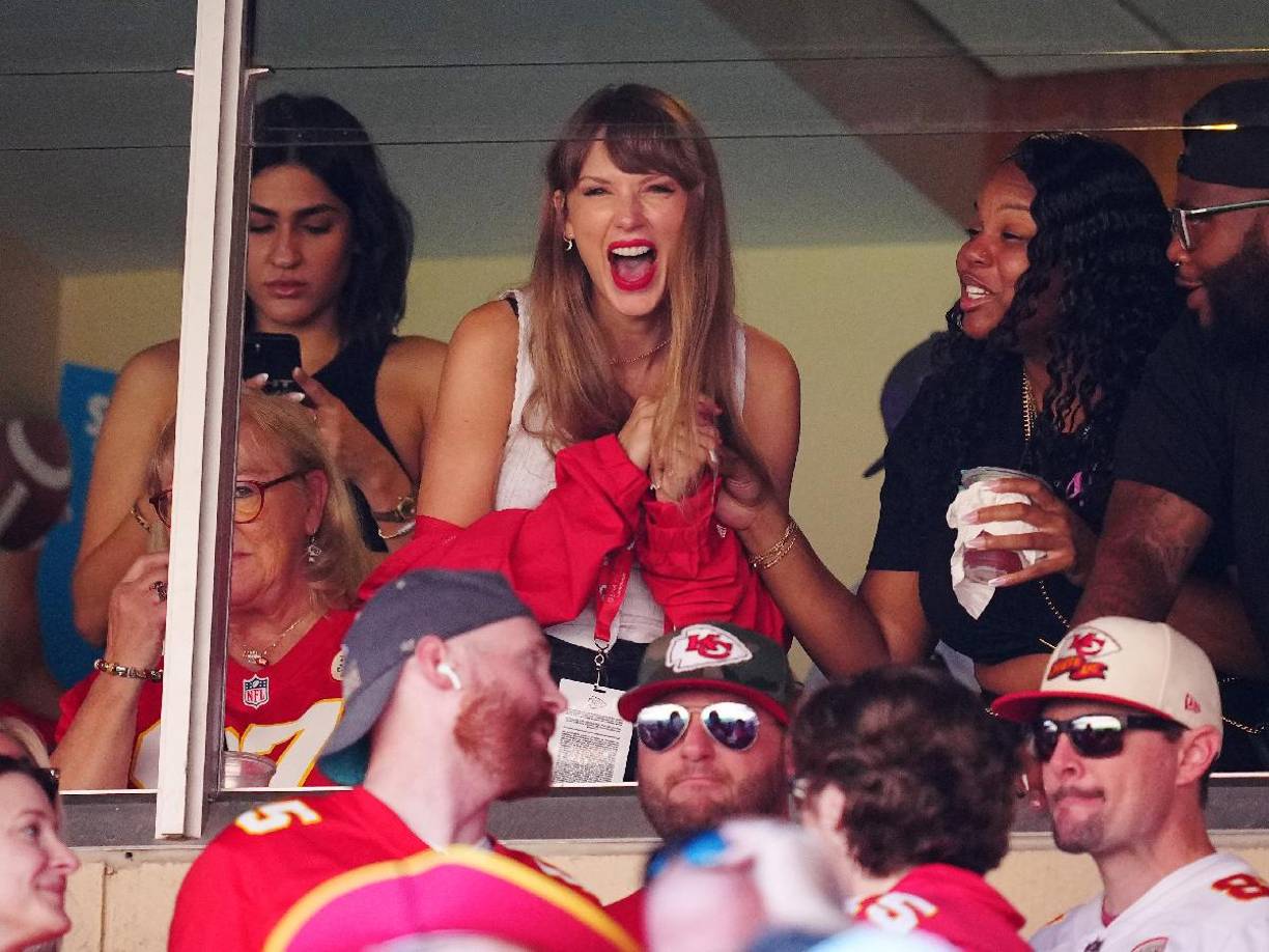 La locura se desató el pasado domingo cuando la cantautora de grandes éxitos con Shake It Off, Blank Space o Cruel Summer se hizo presente en uno de los juegos de Kelce.