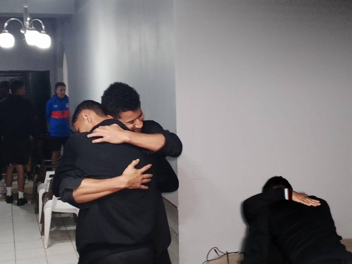 “Una vida y luz joven se apagan, debemos vivir la vida, hoy estamos y mañana no sabemos. Nos trasladamos a La Ceiba, daremos el pésame a la familia. A levantar la cabeza y vamos a trabajar más por ese título y dedicárselo”, agregaba.