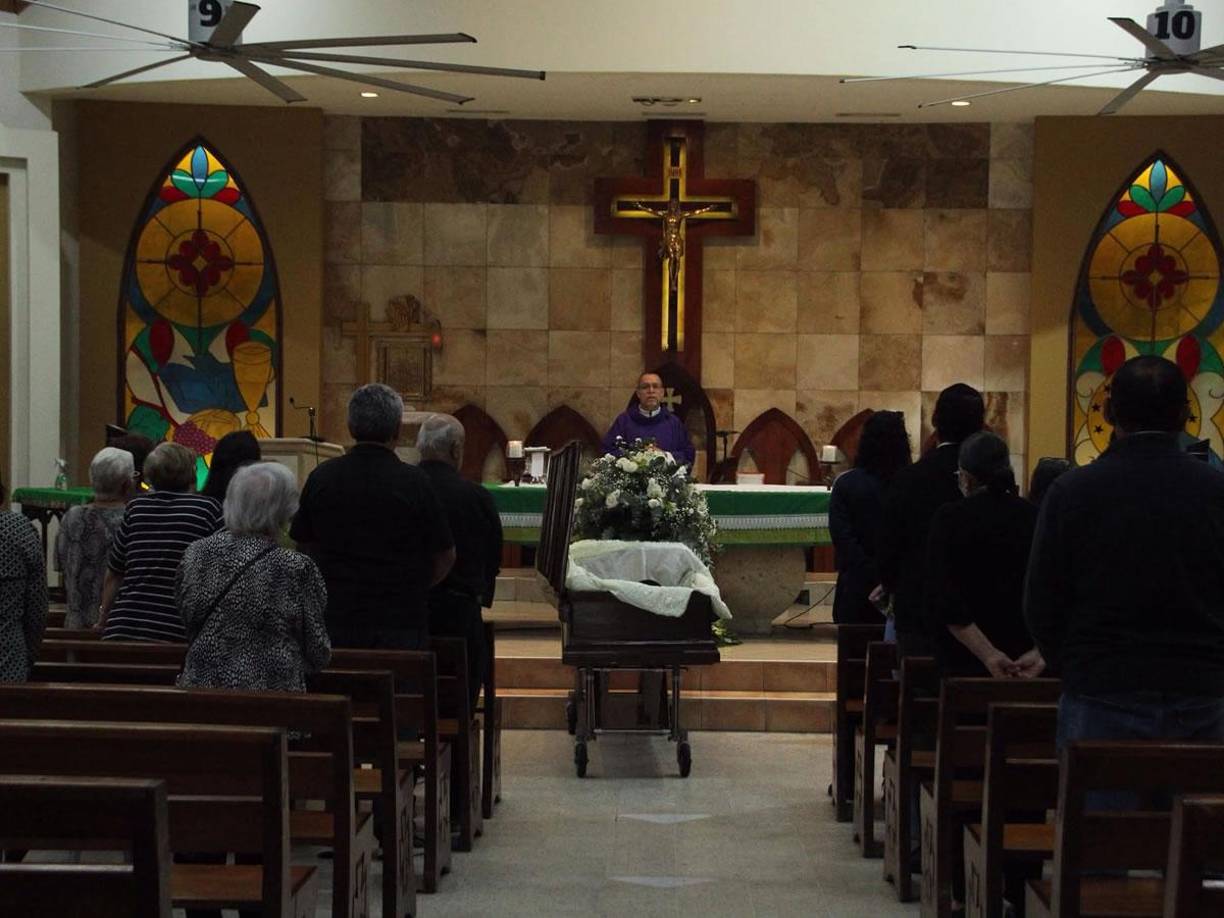 Familiares y amistades también asistieron a un misa de cuerpo presente en San Pedro Sula.