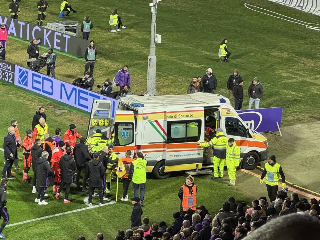 El jugador fue trasladado de urgencia a un hospital en una ambulancia que entró al campo.