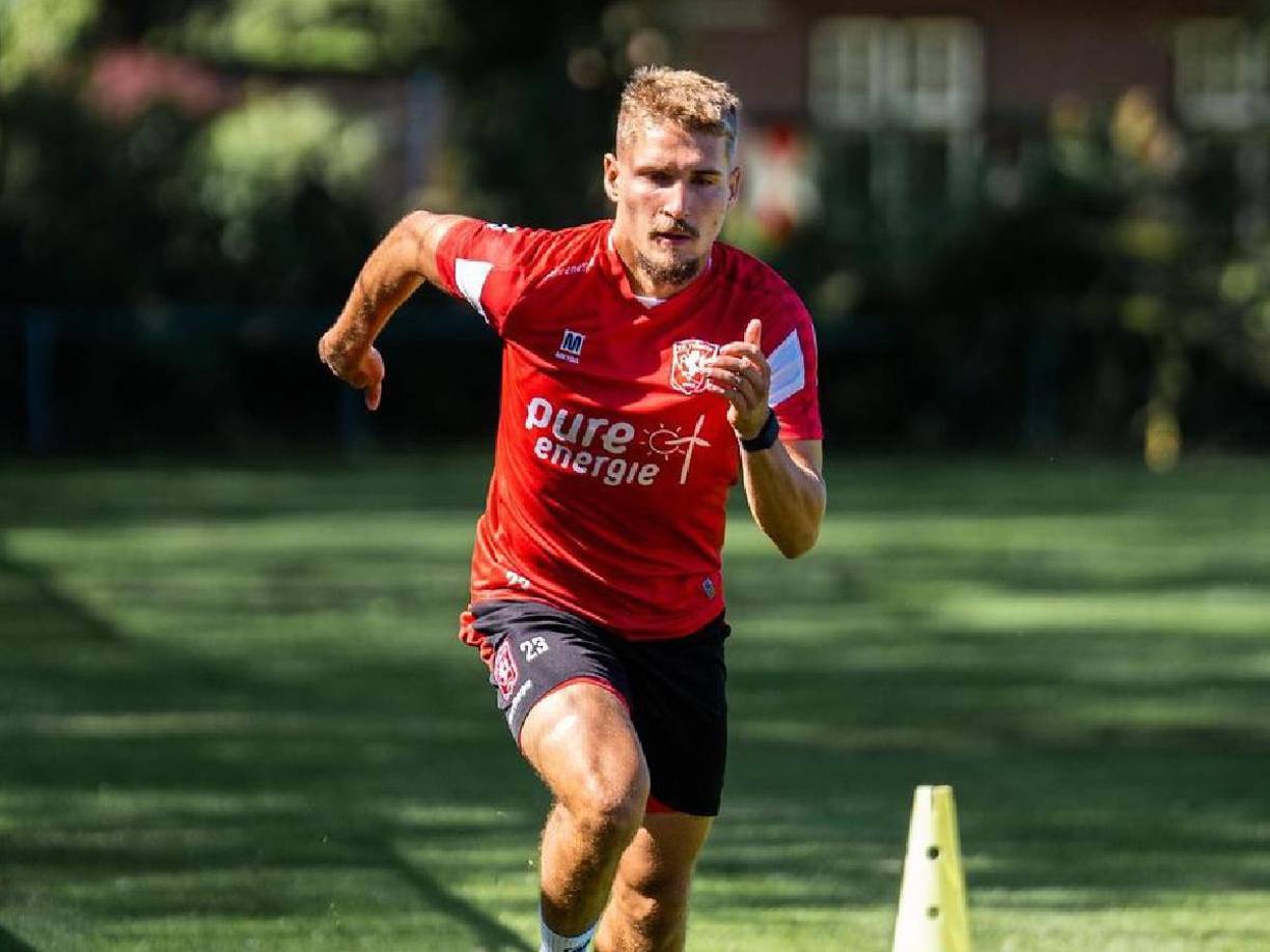 Por su parte, el entrenador de la Selección lamentó la baja: “Para nosotros es una gran pérdida. Michal es uno de los jugadores más experimentados de nuestro combinado. De hecho, en el penúltimo amistoso ante Malta (victoria por 7-1), llevó el brazalete de capitán”.