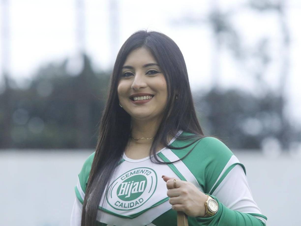 Ella le sonrió al lente de Diario La Prensa previo al inicio del partido Marathón vs Olancho FC.