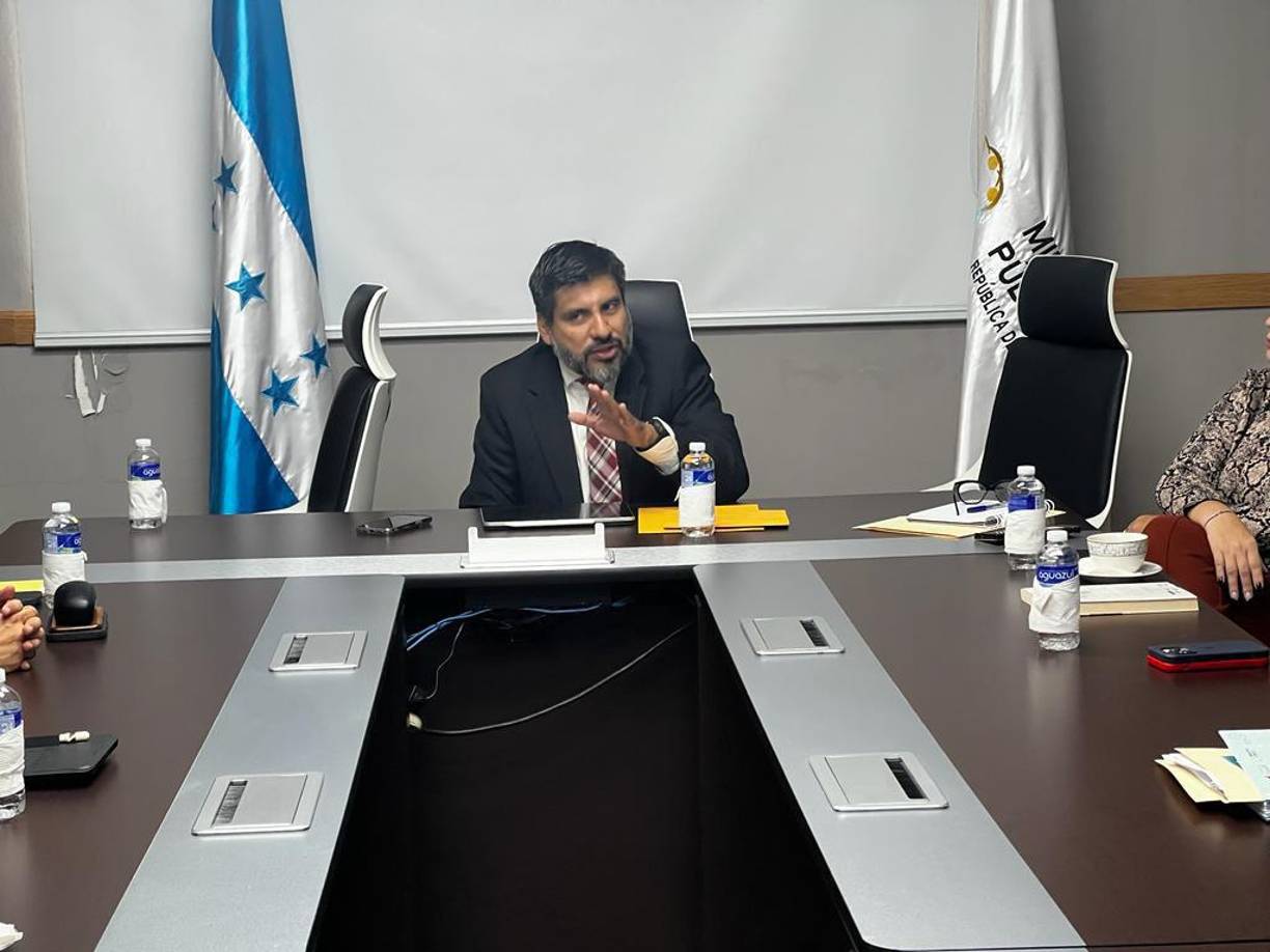 Tanto Johel Zelaya como Mario Morazán tomaron posesión hoy de sus cargos en medio de protestas de simpatizantes del bloque de oposición que consideran que su elección es ilegal.