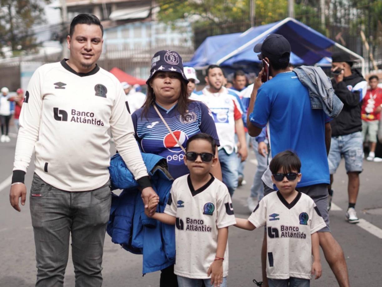 Padre e hijo aficionados del Olimpia, pero ella con su amado Motagua. 