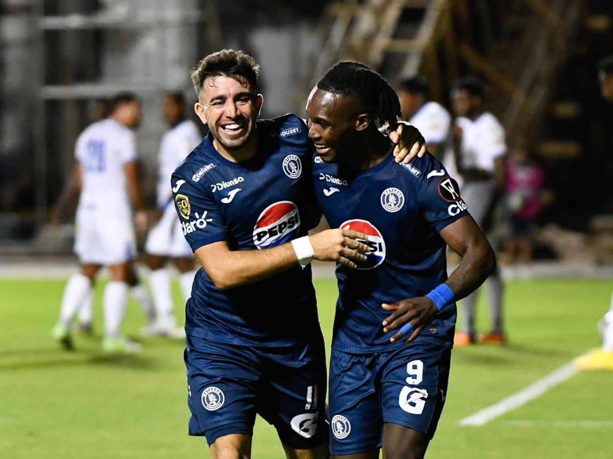 Agustín Auzmendi marcó un doblete y lo celebró con su compañero de ataque Rubilio Castillo. Todo felicidad en el Motagua.