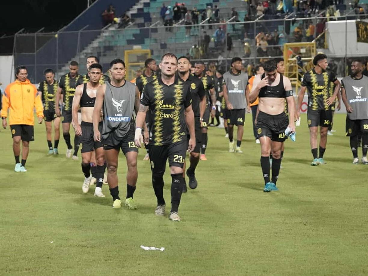 Los jugadores del Real España salieron cabizbajos y tristes por la derrota contra el Motagua.