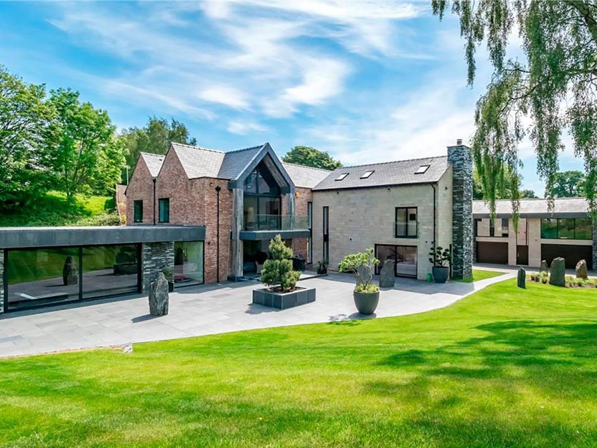 Cristiano Ronaldo está disfrutando de su nueva vida en Arabia Saudita, donde juega con el Al Nassr FC, y por eso ha decidido vender su lujosa mansión que tiene en Mánchester. Se conoció todo lo que tiene la casa y lo que está pidiendo de dinero el futbolista portugués.