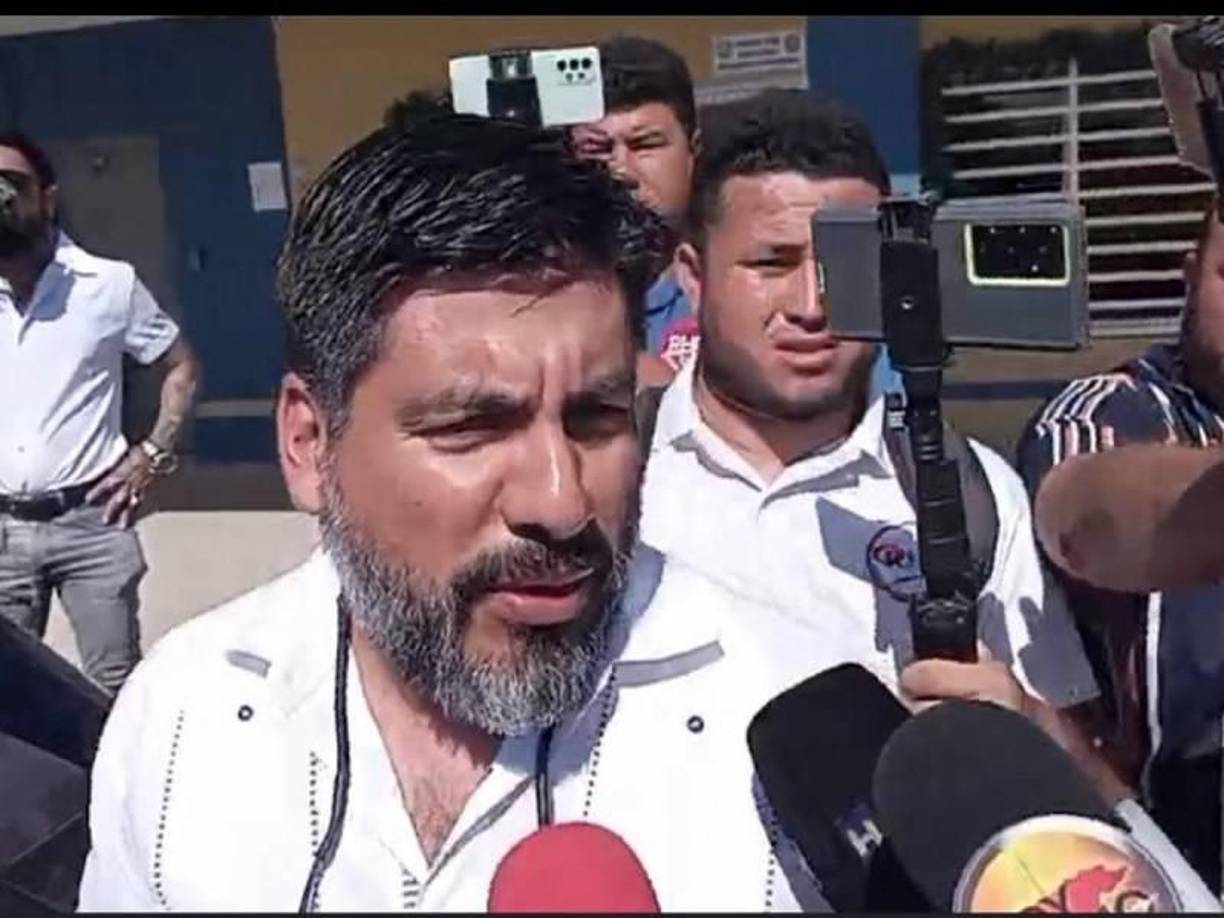 El fiscal general interino, Johel Zelaya, acudió personalmente este viernes a presentar un requerimiento fiscal en contra del principal sospechoso de la muerte de tres jóvenes en Roatán.