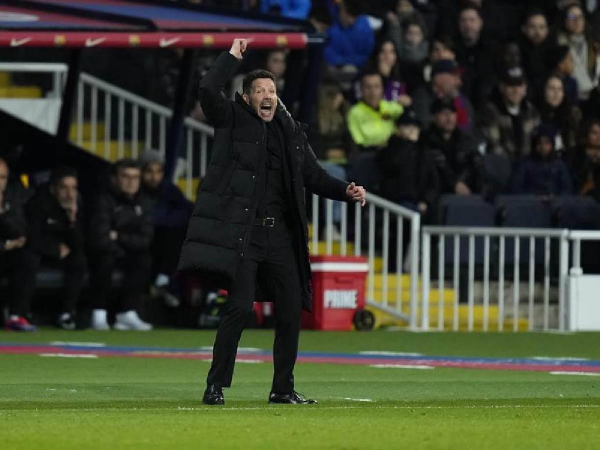 En un primer tiempo en el que el Barcelona fue dueño de la posesión. Simeone no se sentó y estuvo toda la primera parte parado en su área técnica animando a los suyos.