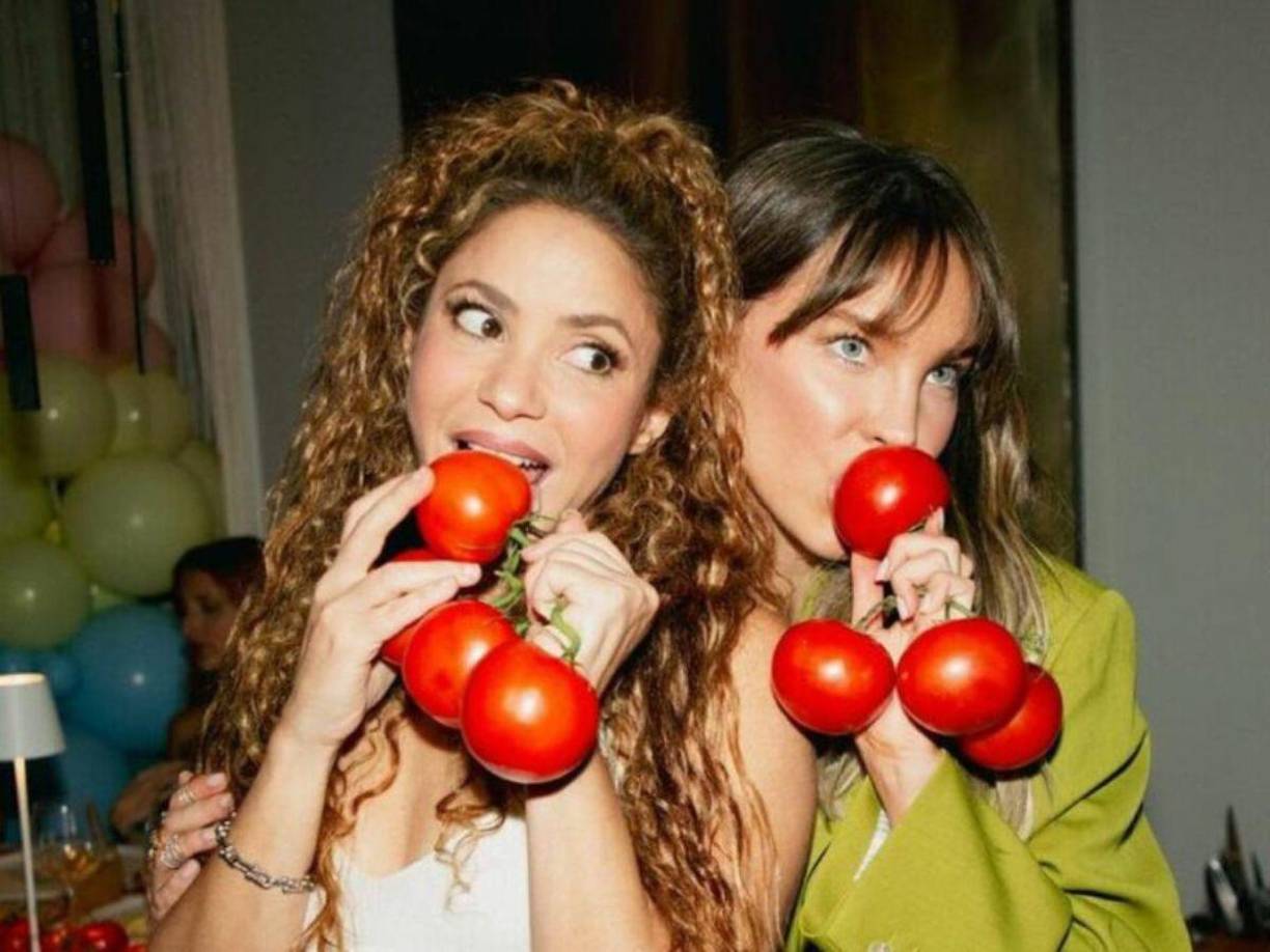 Shakira, conocida por su capacidad para retratar las emociones del desamor y las traiciones, podría haber considerado que invitar a Ángela no encajaba con la temática de su celebración, que buscaba empoderar a mujeres admiradas por el público.