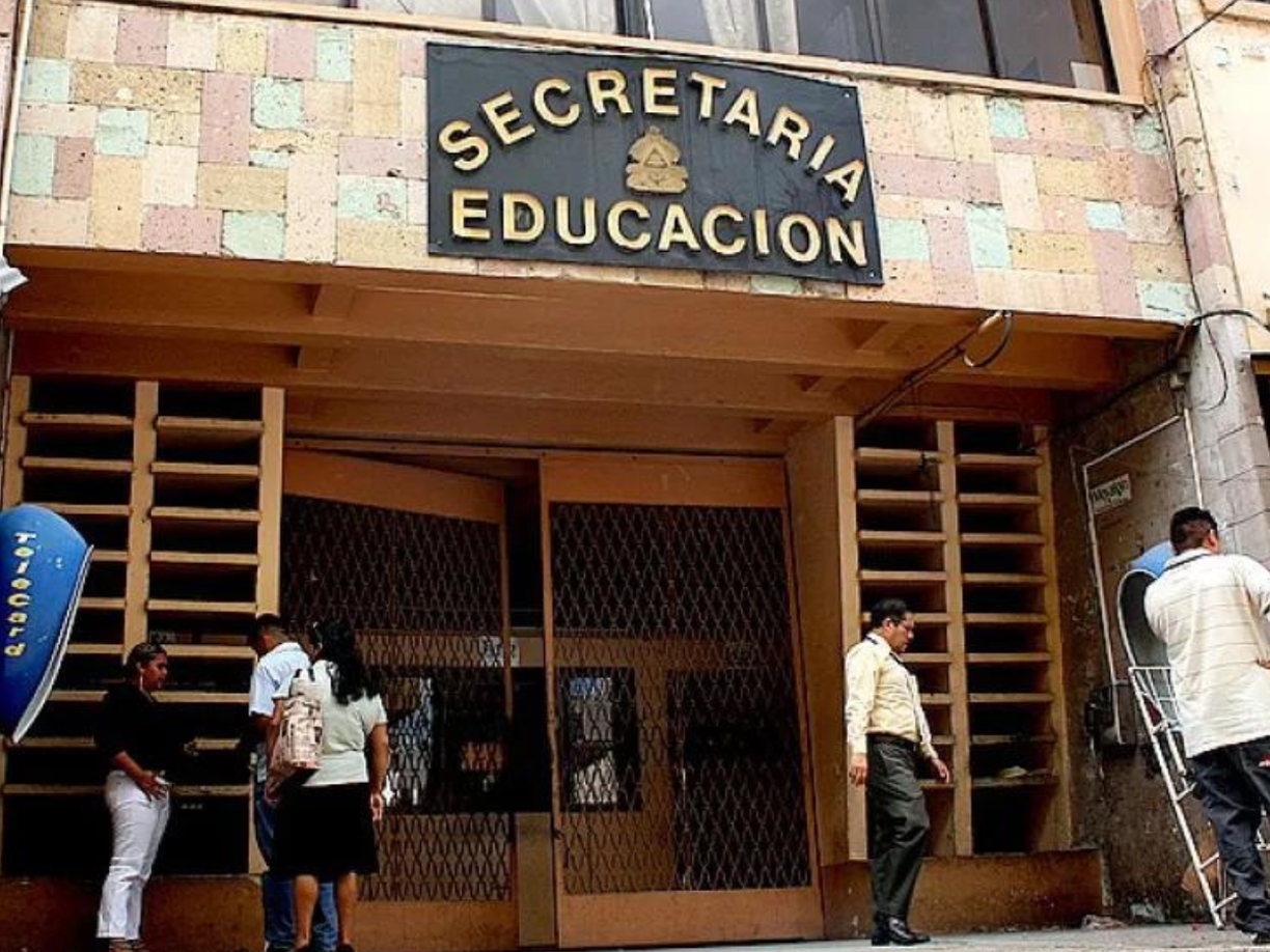 La constancia debe venir del colegio de donde egreso, debidamente autenticada en la Secretaria de Educación.