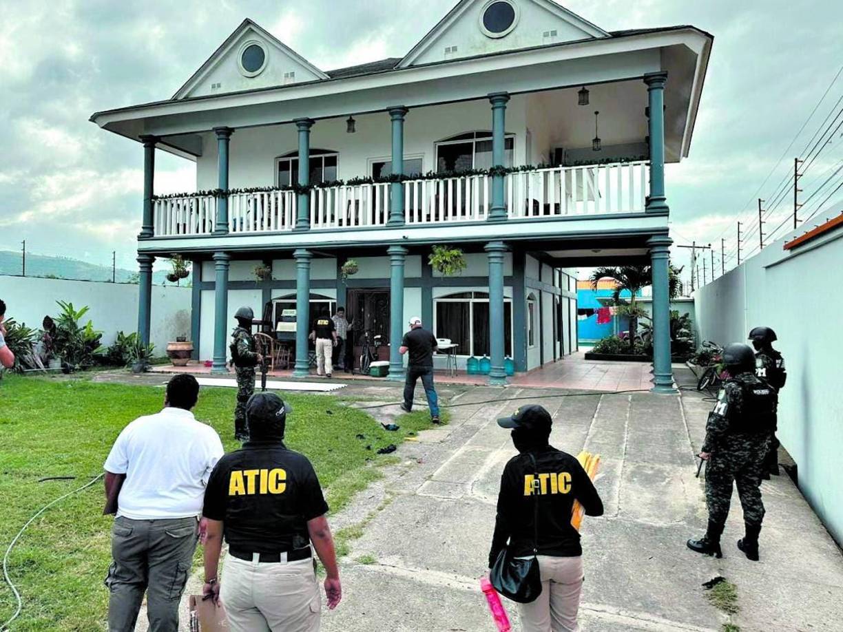 El Ministerio Público logró que a la fiscal le aseguraran 36 bienes, entre estos, varias viviendas lujosas, 20 vehículos y cuentas bancarias. Asimismo, se le aseguraron joyas. 